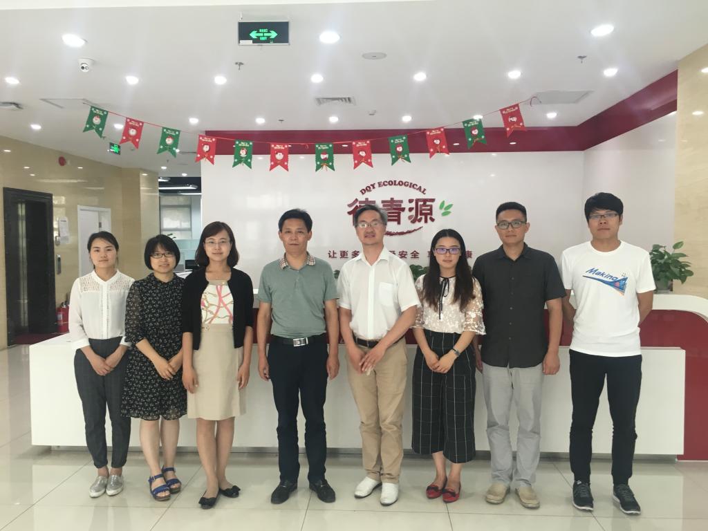 樊书记(左四)、杨书记(左四)等与覃总(右四)合影