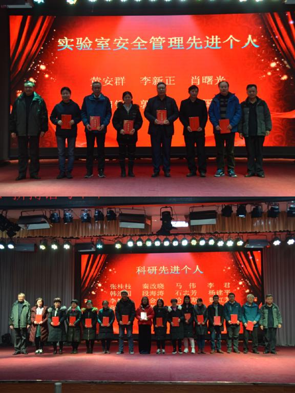 公司党委书记王建伟、经理席磊为受表彰教师颁奖