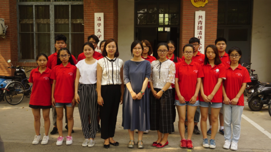 公司师生与清华大学团委副书记任艺琳合影留念