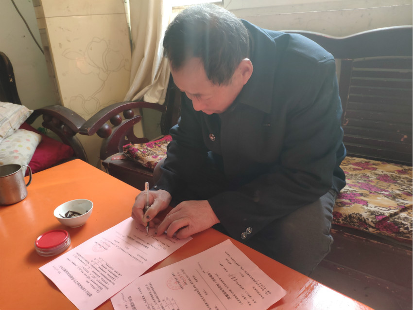 家长在温馨告知书上签字