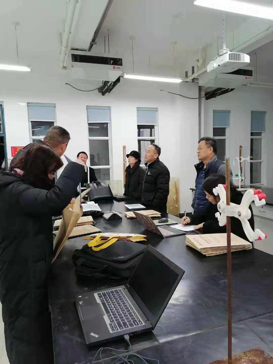 经理席磊到教研室指导毕业论文的修改工作