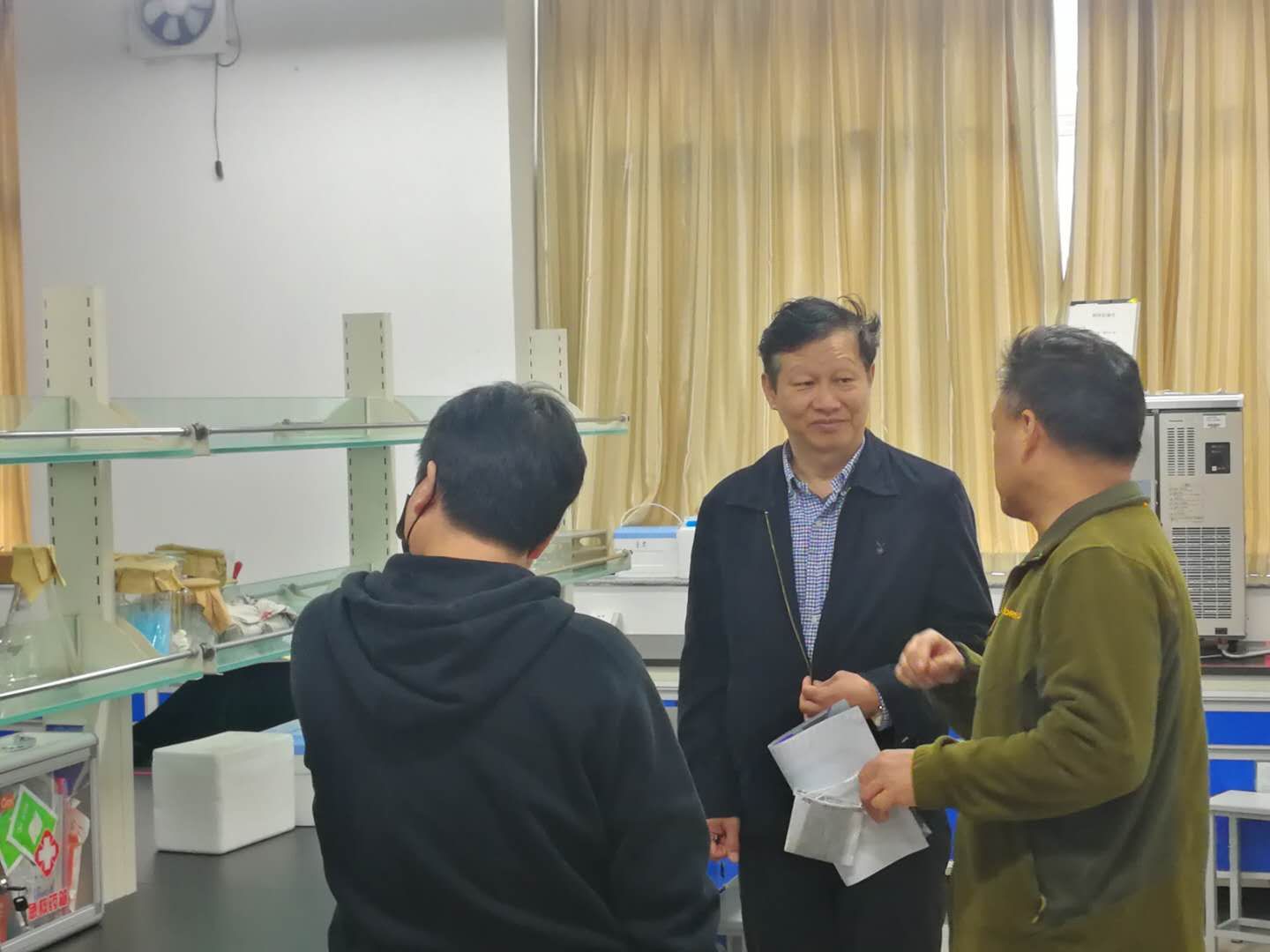 副董事长吴中到实验室实地查看