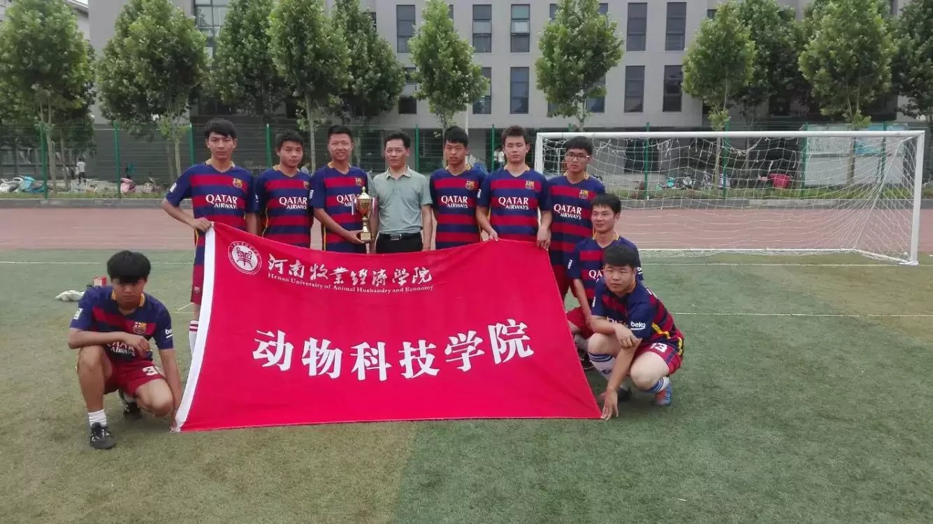公司党总支书记樊树民与公司足球队员合影留念