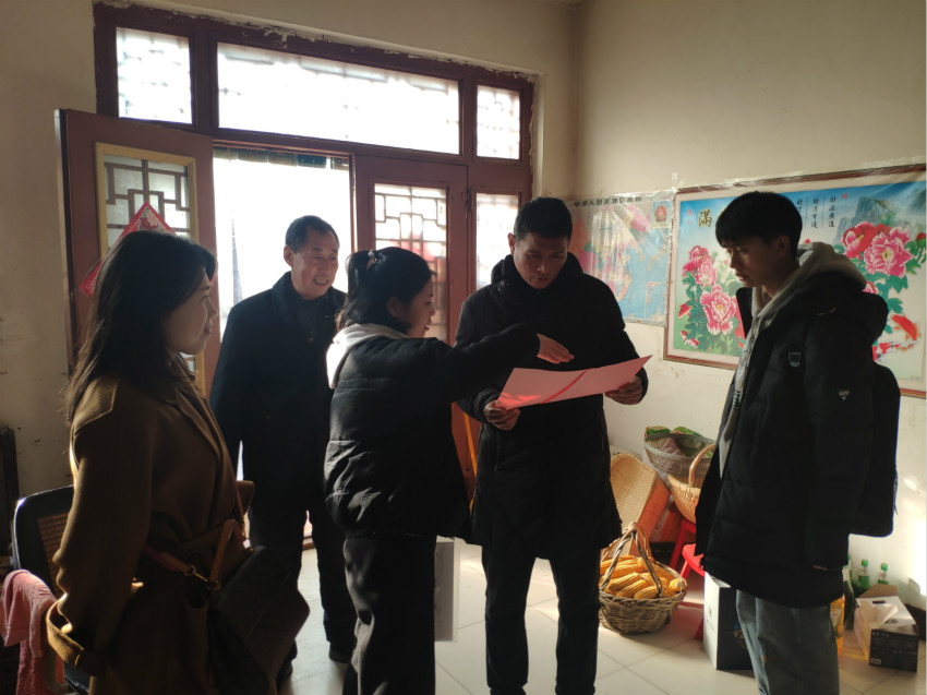 资助专员燕梅老师向当地村支部委员会驻村第一书记及家长讲解学校资助政策