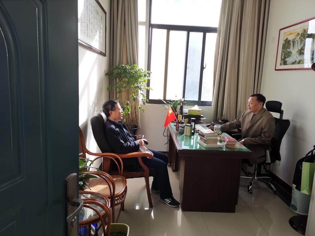 著名鱼类育种专家孙效文研究员与公司党委书记王建伟交流