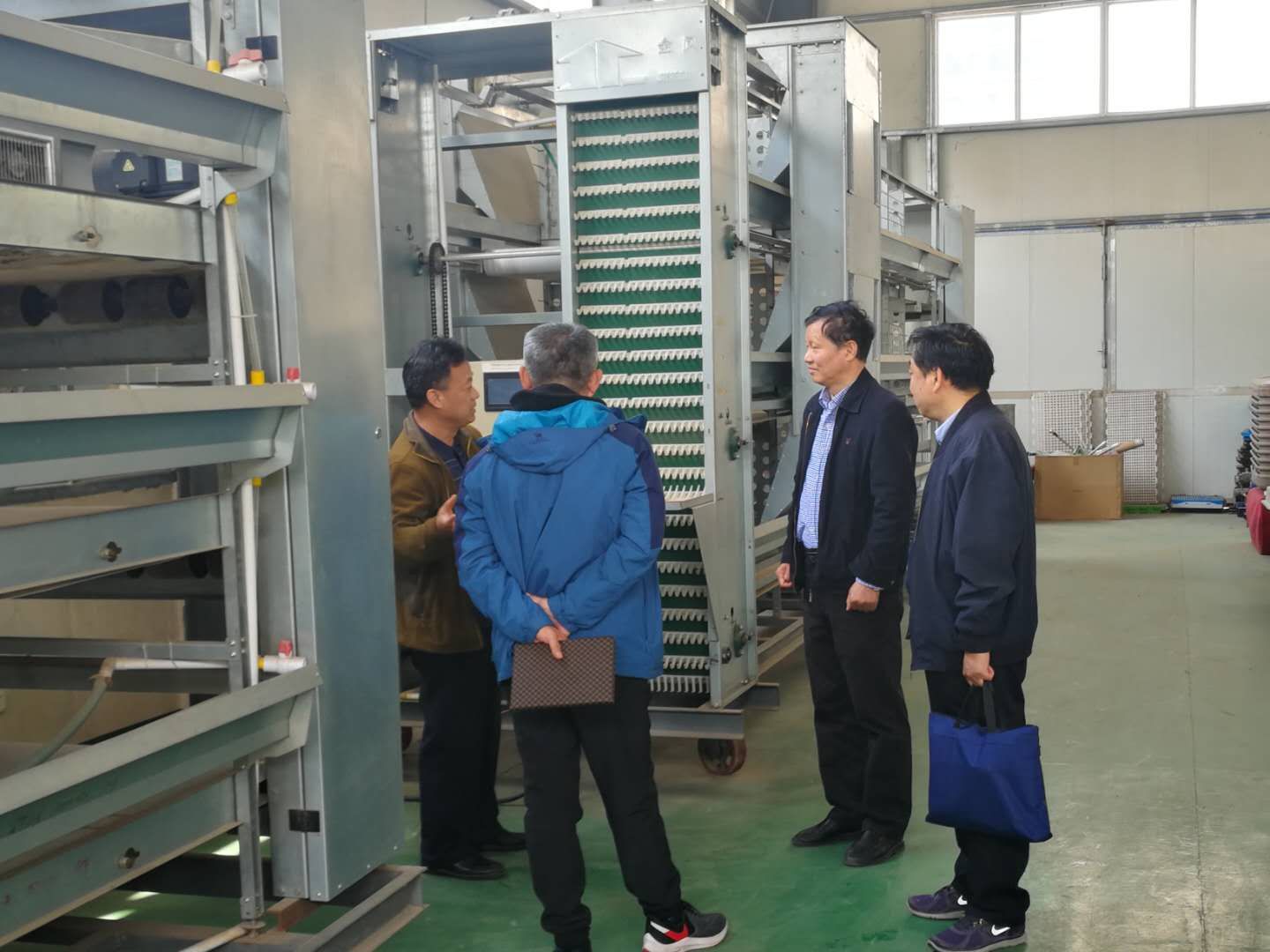 副董事长吴中到畜牧机械展示厅实地查看