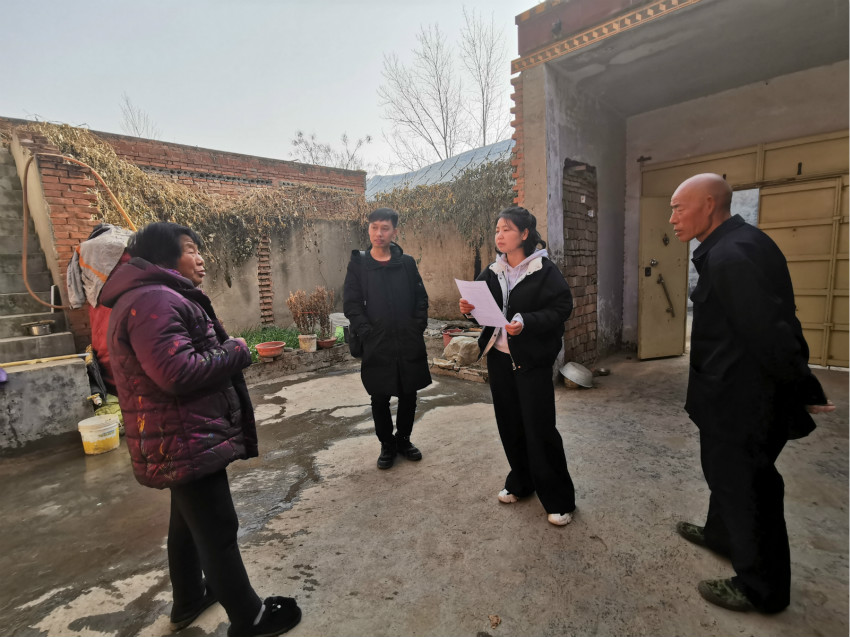 资助专员燕梅老师向贷款逾期毕业生亲戚发放《国家开发银行高校助学贷款催款通知书》