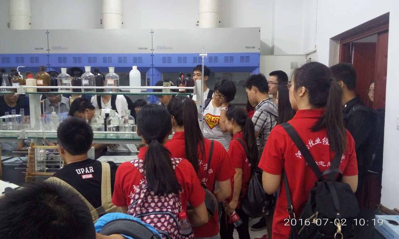 张教授向同学们展示鉴别掺假鱼粉的操作步骤